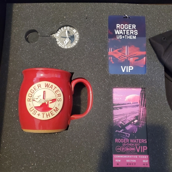 Roger Waters (Pink Floyd) Ultimate Deluxe VIP Package Box Set US +Them Tour 2017 - Picture 5 of 9